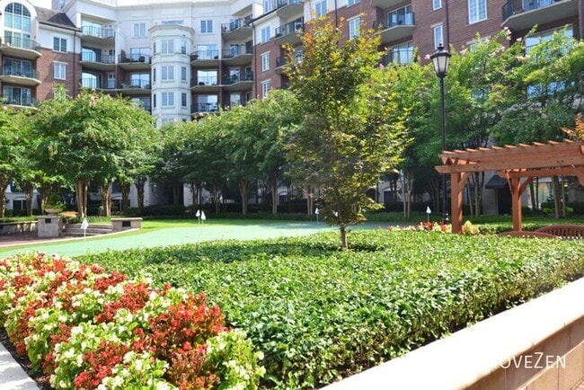 Building Photo - 300 W 5th St