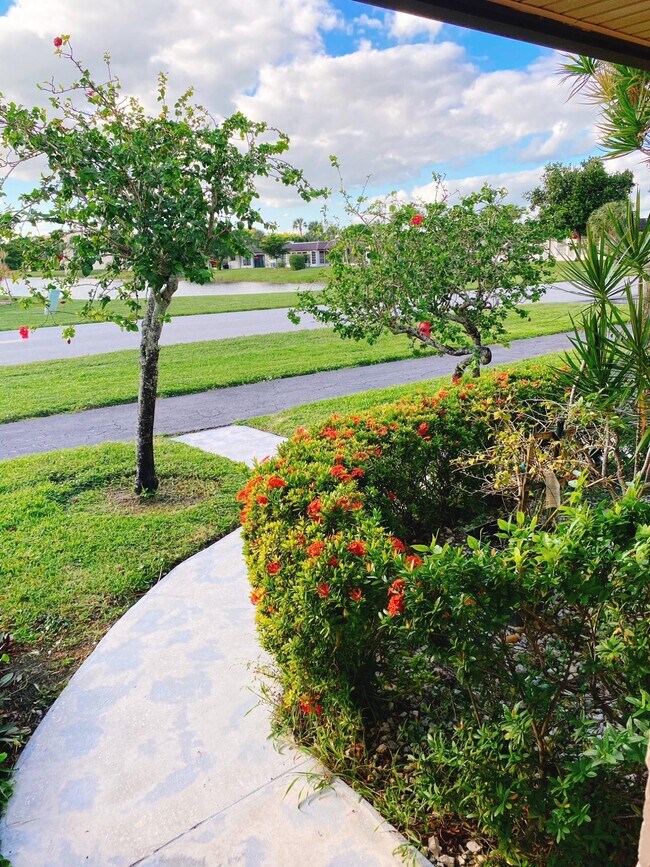 Foto del edificio - 112 Golden Lakes Blvd