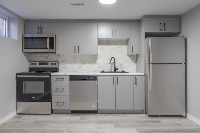Photo du bâtiment - For Rent – 2 Bed / 1 Bath Basement Unit in...
