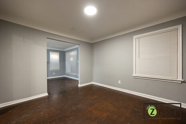 Building Photo - Charming Home with 3 Bedrooms