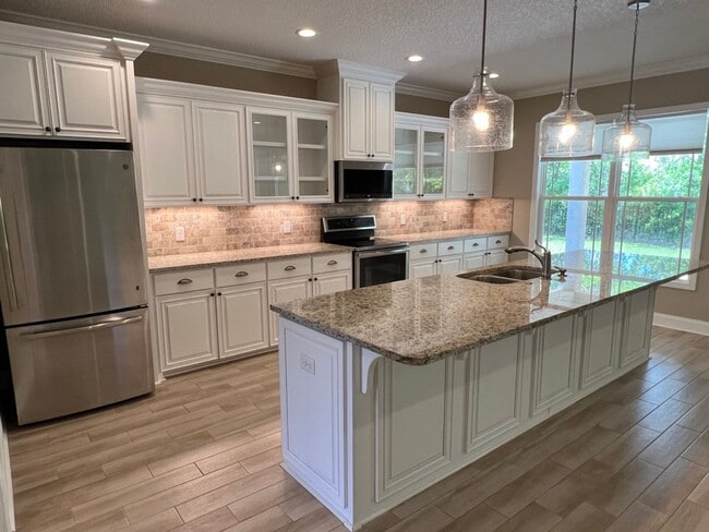 Building Photo - FIVE BEDROOM, THREE BATHROOM HOME AVAILABL...