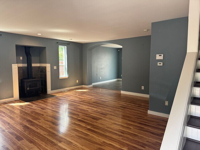 Foto del edificio - Spacious 4-Bedroom in Clearwood – Gated Co...