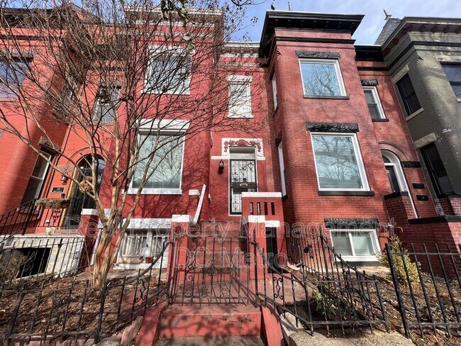 Building Photo - 32 Quincy Pl NE