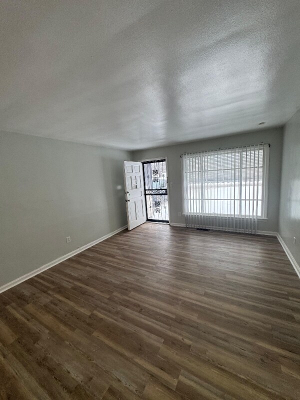 Foto del edificio - 3830 E 189th St