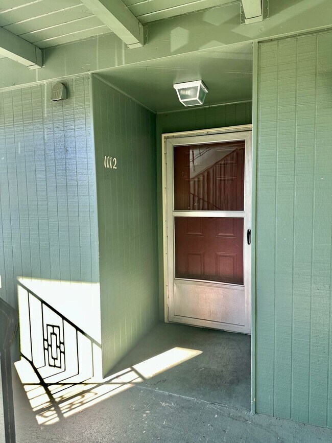 Building Photo - Two Bedroom Apartment Close to Willamette ...