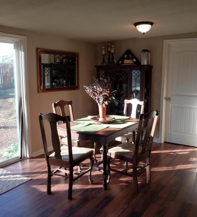 Building Photo - 6723 Merry Oaks Dr