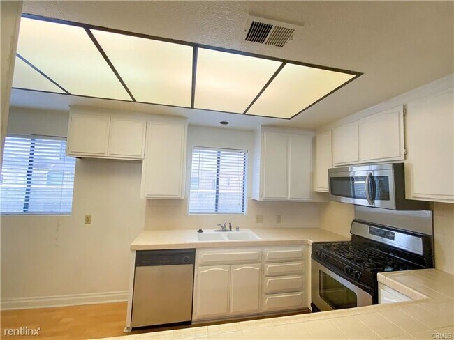 Building Photo - 720 S Marengo Ave