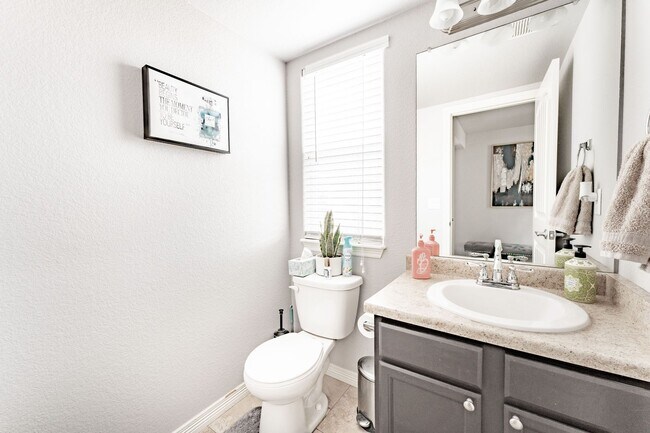 Building Photo - 4 Bed 4 Bath Home in Lorson Ranch!
