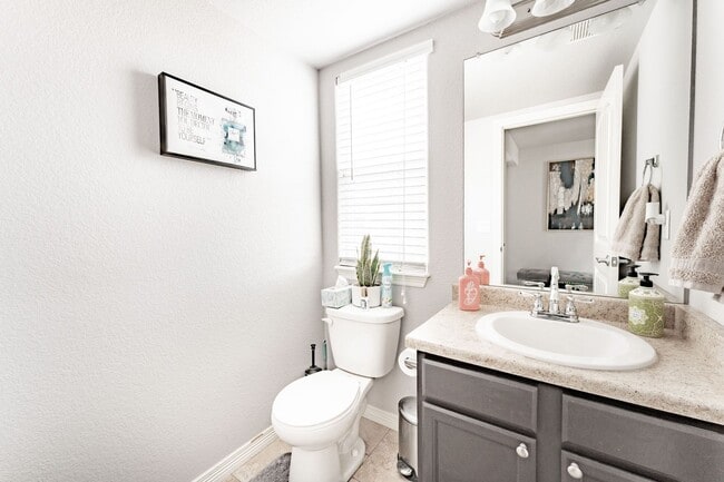 Foto del edificio - 4 Bed 4 Bath Home in Lorson Ranch!