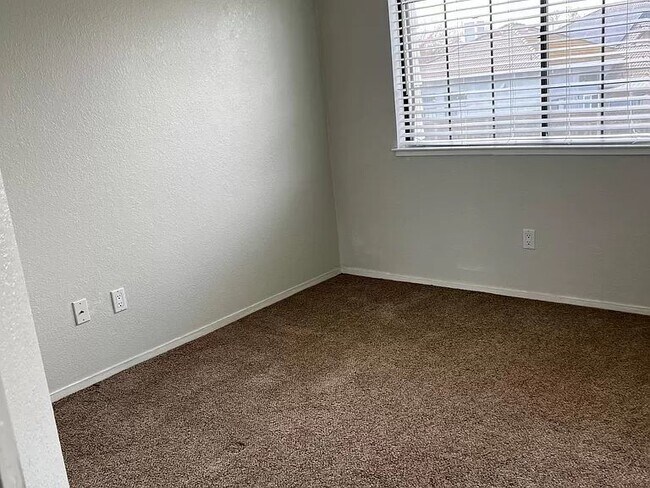 Building Photo - Beautiful home for you