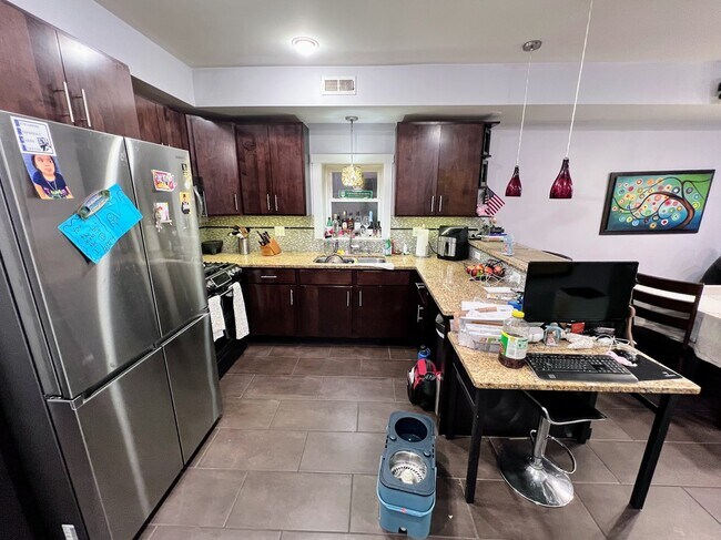 Foto del edificio - 3105 N Springfield Ave