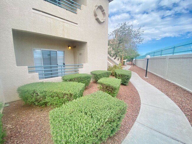 Foto del edificio - Recently renovated centrally located condo...