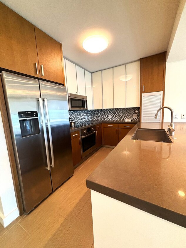 Foto principal - Luxurious 2 Bedroom, 2 Bath Condo with Stu...