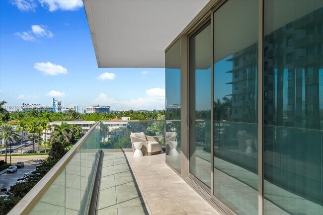 Foto del edificio - 10201 Collins Ave