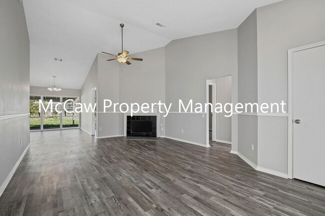 Foto del edificio - 3801 Huckleberry Dr