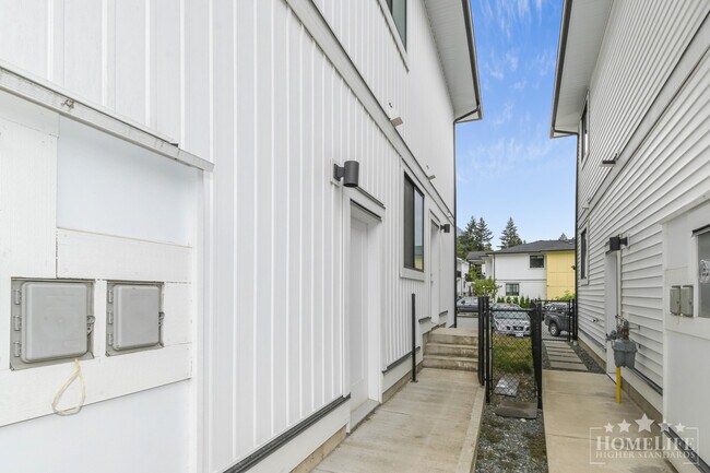 Photo du bâtiment - Spacious Modern 2 Bed 1 Bath Basement Suite for Rent in Hope (Silver Creek)!