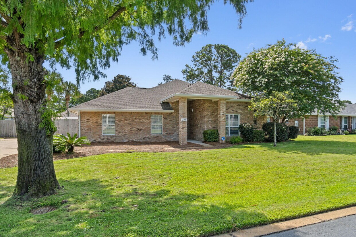 Primary Photo - 374 S Shore Dr