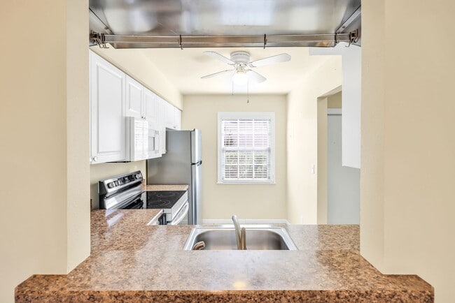 Building Photo - Cozy Condo at South Pointe Villas