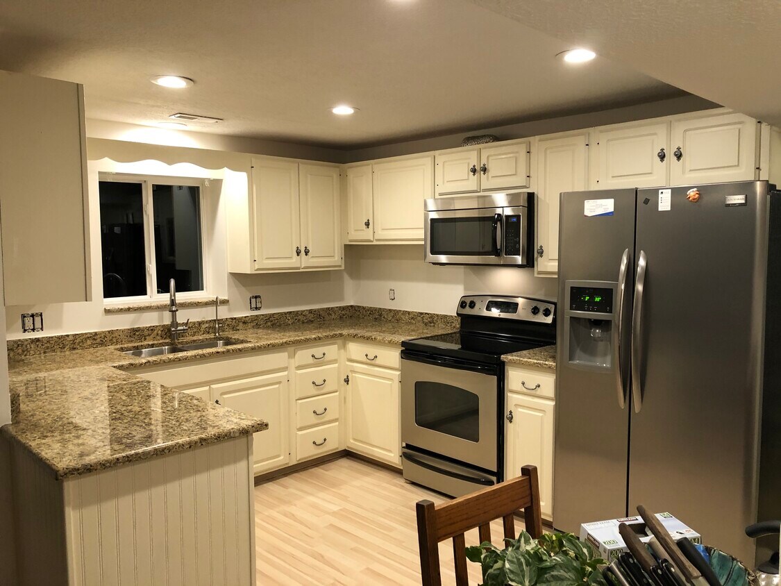 Kitchen - 1632 S Sunset Dr