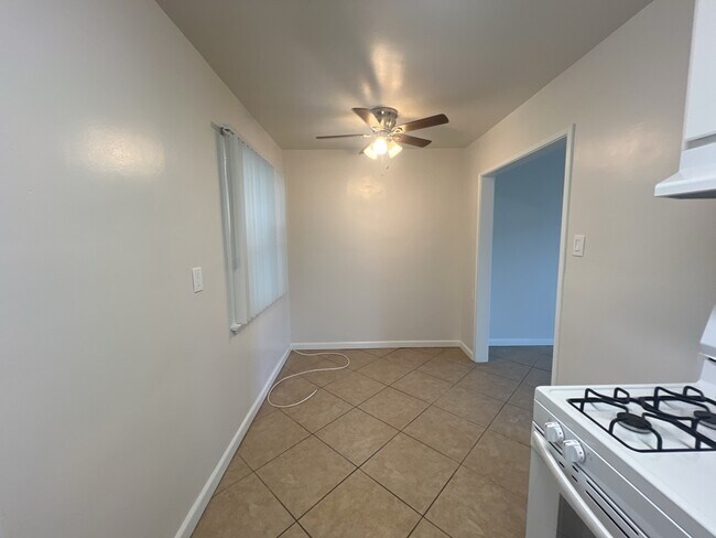 Building Photo - 1709 N Hollywood Way
