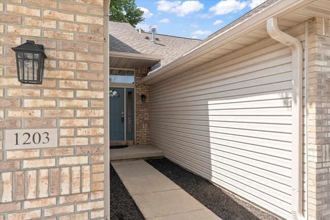 Building Photo - 1203 Windwood Ln