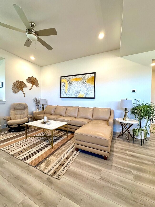 Building Photo - Gorgeous single-Level Pahlisch Home with a Fully Fenced Yard!