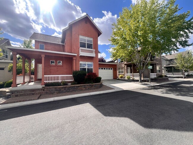 Foto del edificio - Gates house near Kiley Golf Couse