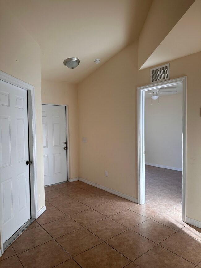 Room 1 of 3 - 4427 SW 9th Ave