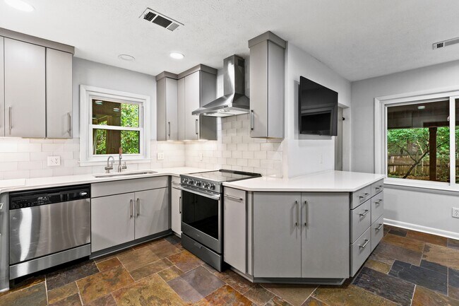 Building Photo - 1344 Peachtree Cir