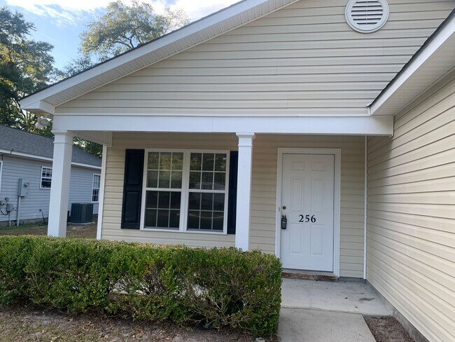 Foto del edificio - 3 Bedroom 2 Bath House on Victory Gardens Available Now