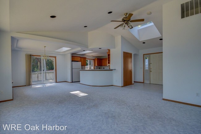 Building Photo - 2999 SW Scenic Heights St