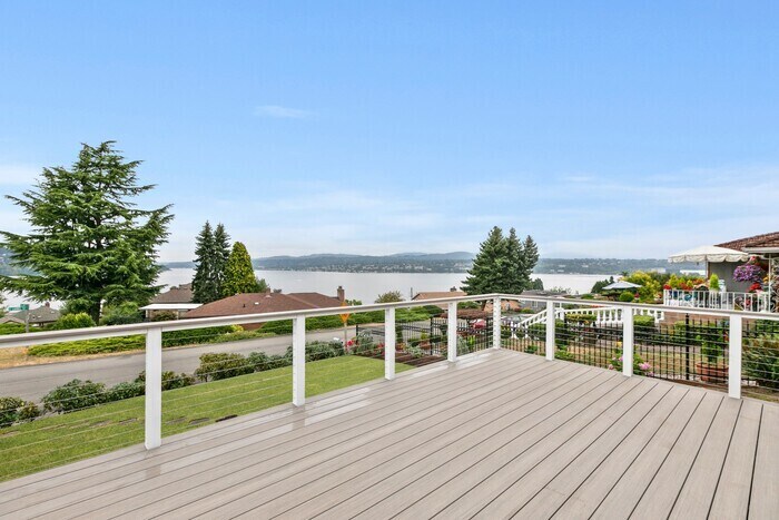 Foto principal - Stellar Mid-Century Modern LAKE VIEW Home