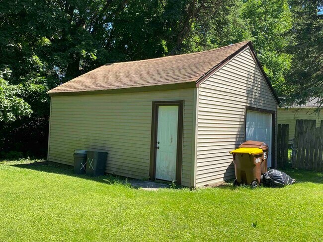 Building Photo - 205 Willard Ave W