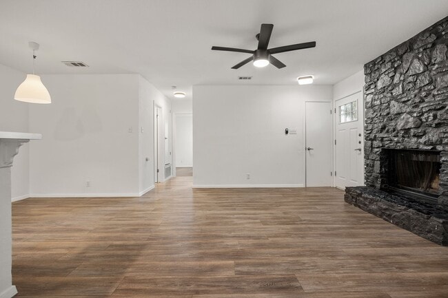 Building Photo - ** 2 Weeks Free!** Spacious 3-Bedroom Town...