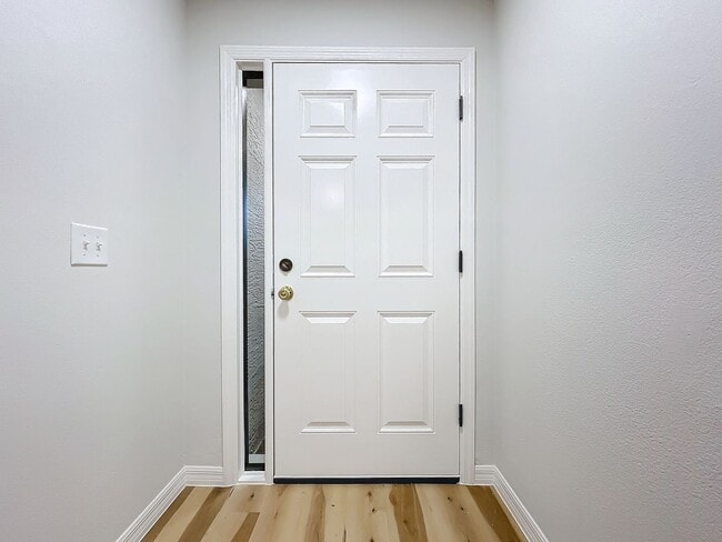 Foto del edificio - Remodeled Townhouse - Granite Counters, Fe...
