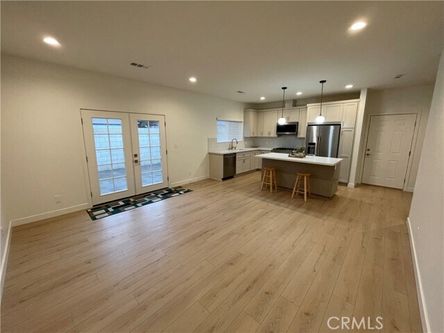 Foto del edificio - 215 E 2nd St