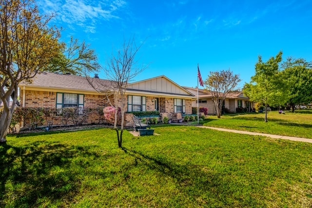 Building Photo - 2420 Pinehurst Ln