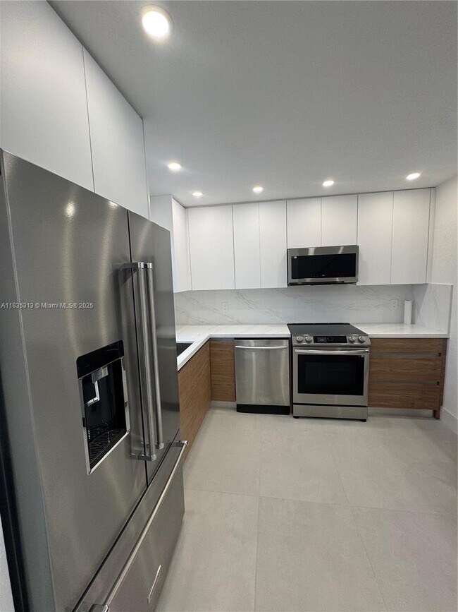 Foto del edificio - 2221 NE 123rd St