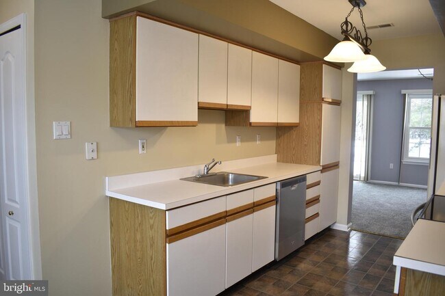 Foto del edificio - 6302 Rolling Hill Dr