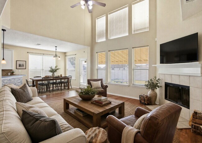 Foto del edificio - 4 Bedrooms, Soaring Ceilings, Office, Game Room & Community Pool
