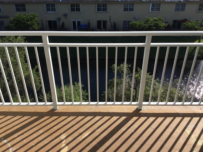 Balcón 2 - 9375 Fontainebleau Blvd #L422