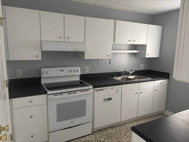 Foto del edificio - 2 BEDROOM 2 BATH CONDO ON BOTTOM FLOOR AT MYRTLE GREENS