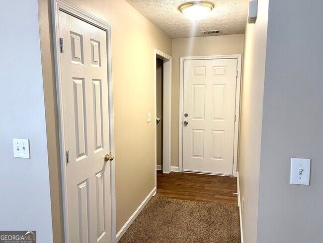 Building Photo - 100 Oak Hill Dr