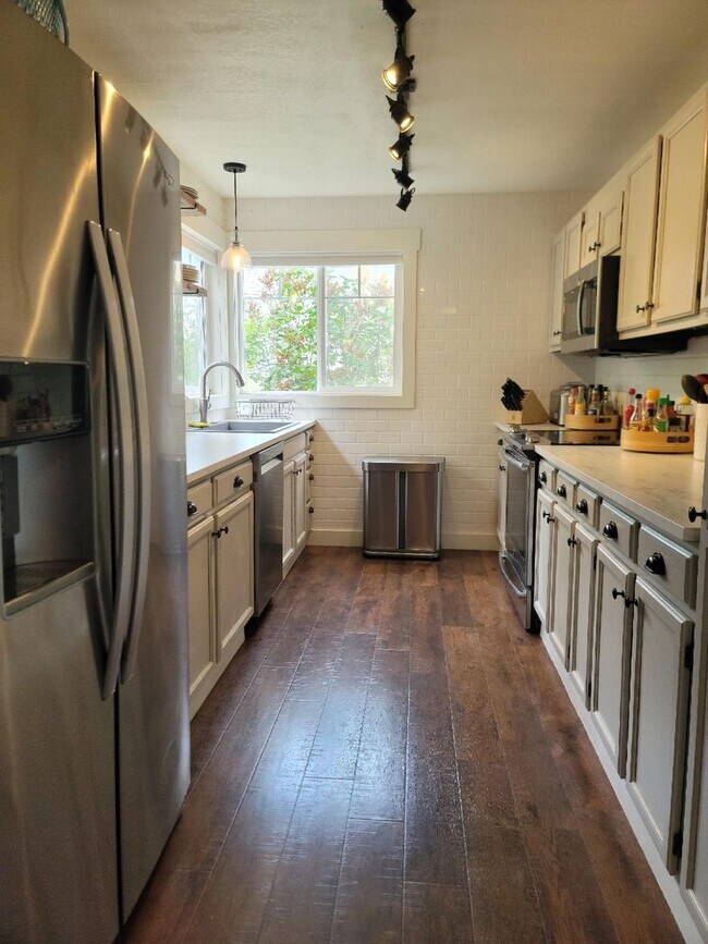 Building Photo - Madrona Point Waterfront Home!
