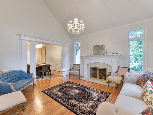 Foto del edificio - Stunning and Elegant 4+ Bedroom on Park-Like Lot Pine Lake Estates Sammamish