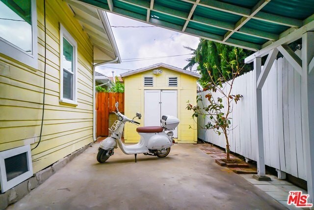 Primary Photo - 376 W Lexington Dr