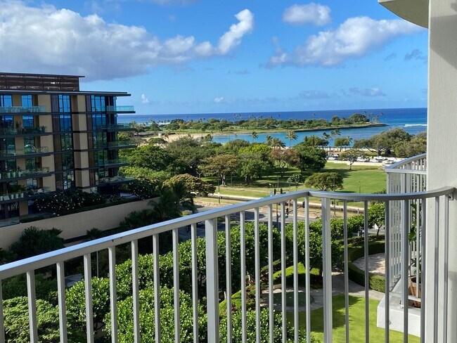 Foto del edificio - 2 BD / 2 BA Condo Right Across Ala Moana!