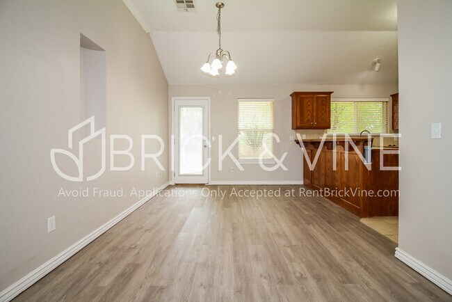 Building Photo - 2508 Deer Chase Dr - Move In Special Exten...