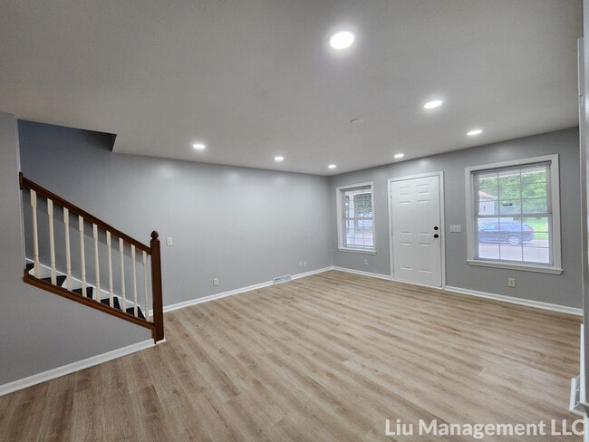 Building Photo - 1042 N Traub Ave