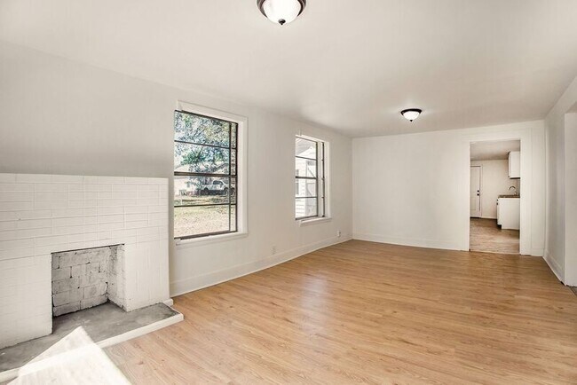 Building Photo - 615 30th St S